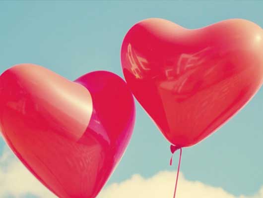 2 ballons roses en forme de coeur