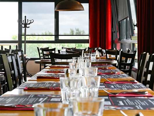 Table, chaises, verres et baie vitrée