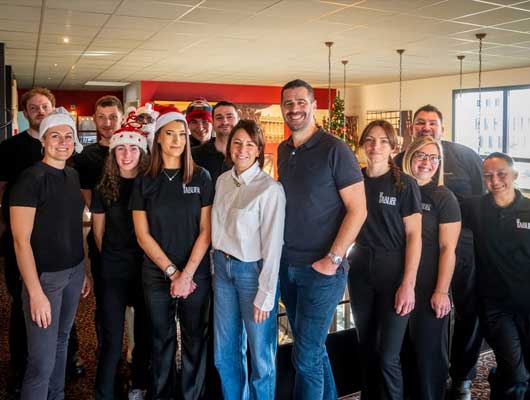 Toute l'équipe du restaurant : patrons et serveurs