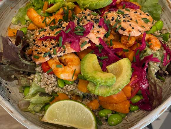 Salade de saumon, crevettes, chou rouge, avocat, quinoa