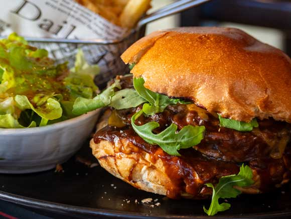 Pain burger, sauce, frites et salade