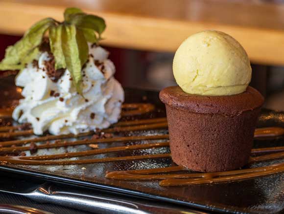 Mœlleux au chocolat, boule de glace, crème chantilly