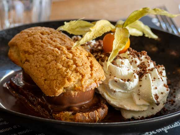 Biscuit chocolat, glace vanille, chantilly