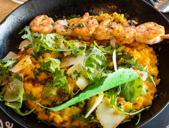 Brochette de gambas, riz, fines herbes