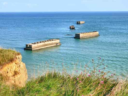 Mer bleue et port artificiel d'Arromanche