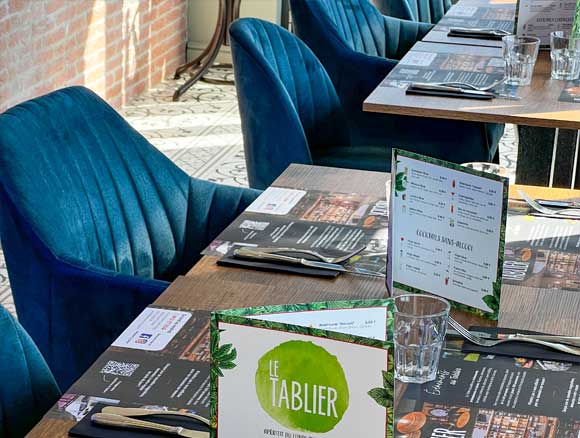Fauteuils bleus et tables