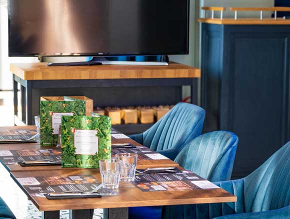 Ecran TV et table mise en place