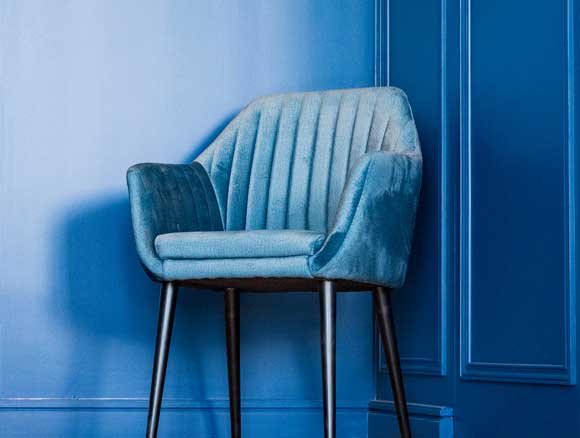 Fauteuil bleu sur fond bleu